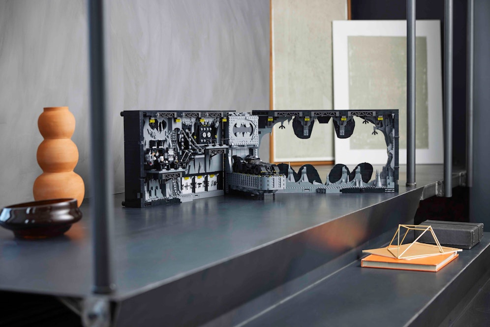 Geöffnet zeigen sich die vielen Details wie Batmans Gadgets und das berühmte Batmobil in der Höhle der Fledermaus.