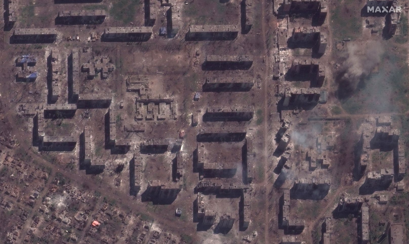 Ein Satellitenbild zeigt beschädigte Schulen und Wohnhäuser in der umkämpften Stadt Bachmut.&nbsp;