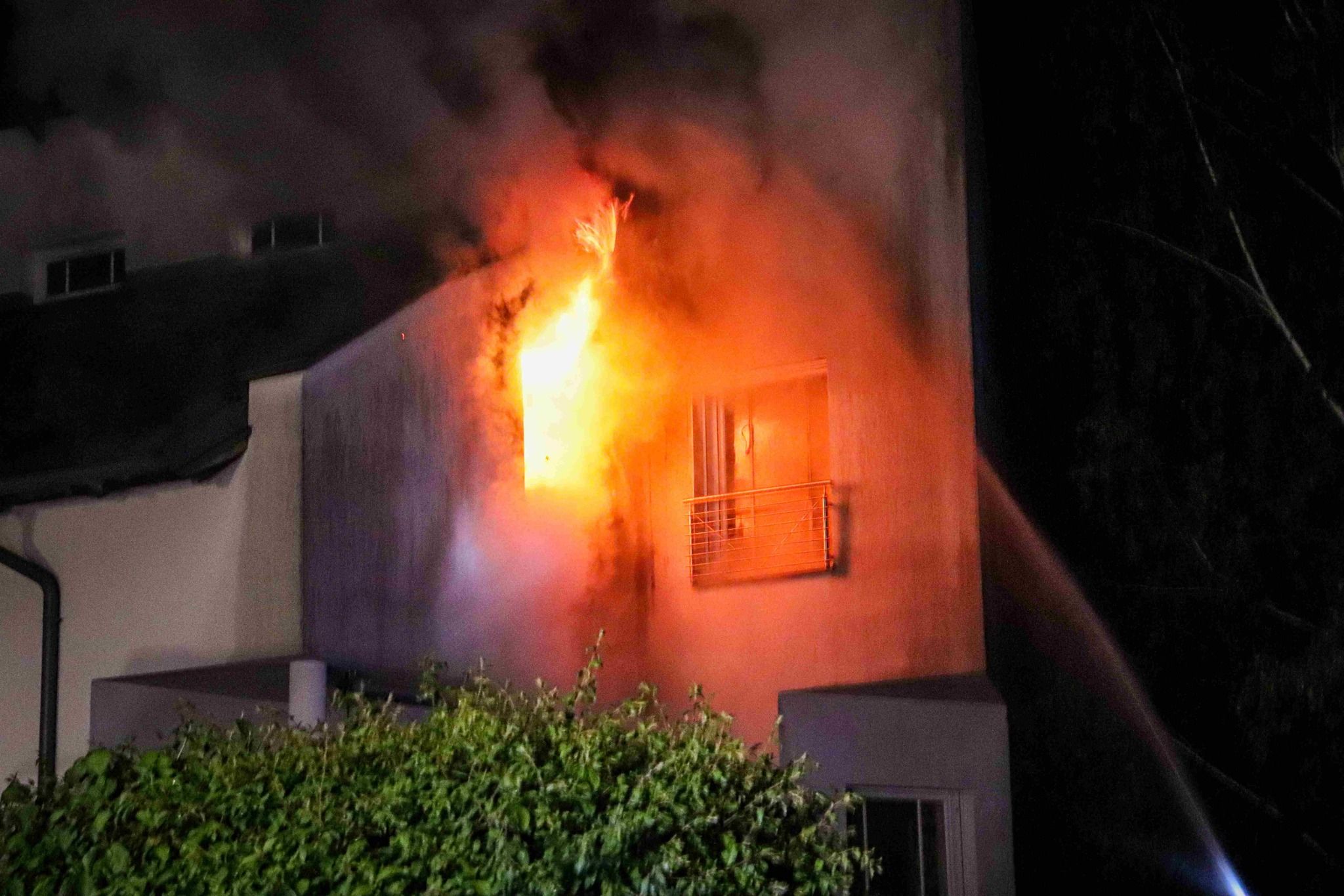 Aus dem Fenster des Zimmers schlugen bereits gewaltige Flammen.