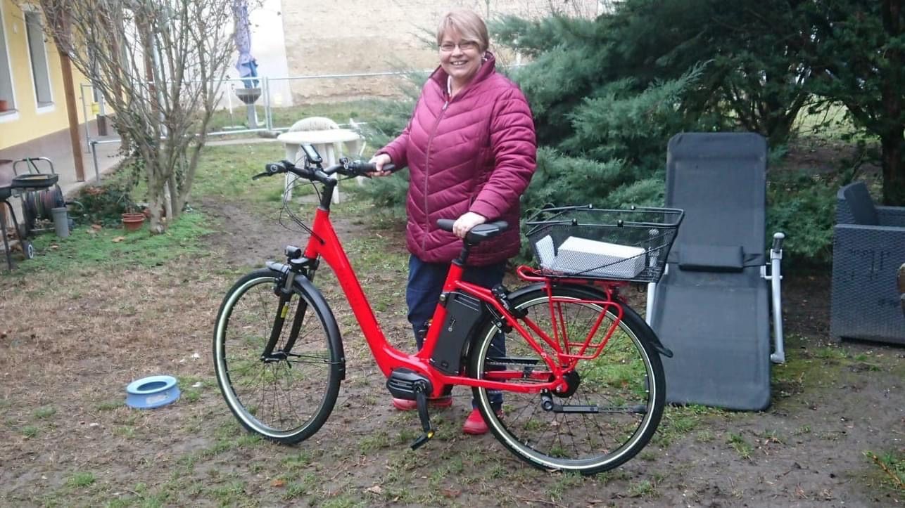 Karin Baier mit E-Bikes