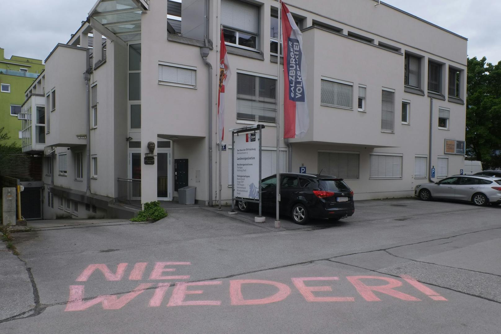 "Nie wieder!" Protestaktion vor Salzburger ÖVP-Zentrale