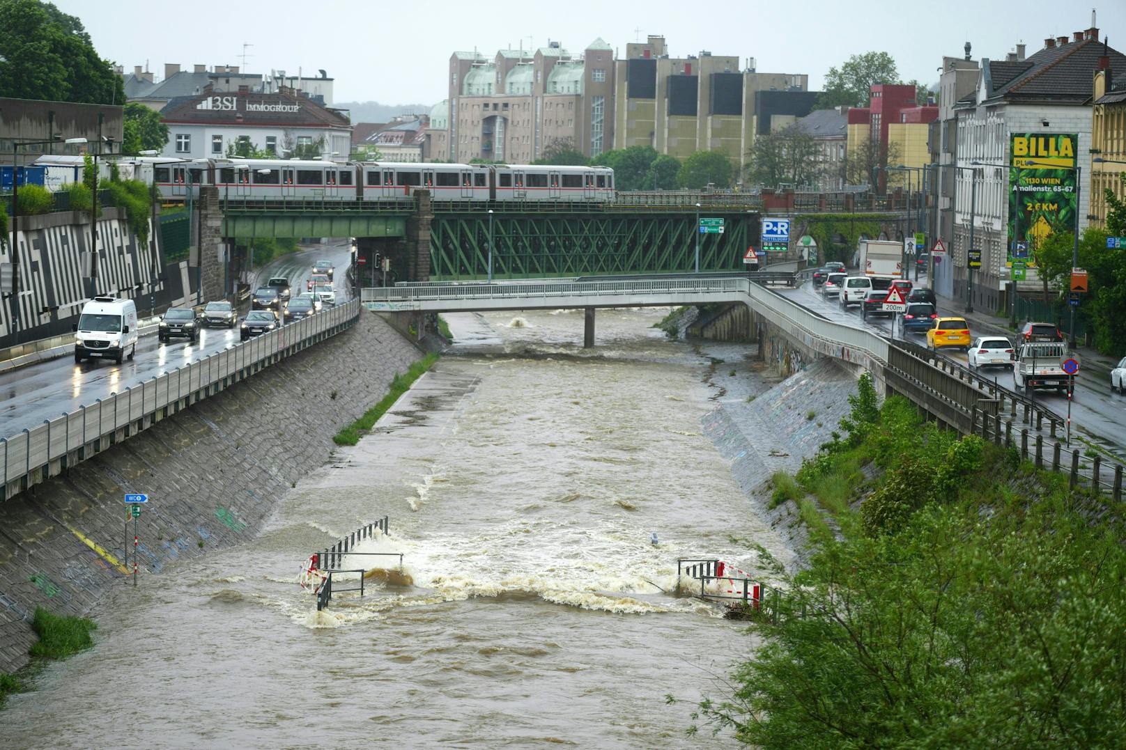 Blick auf den Wienfluss in Wien-Hütteldorf am 17. Mai 2023. Seit Tagen anhaltender Regen hat den Wasserpegel anschwellen lassen. Der Uferradweg musste gesperrt werden.