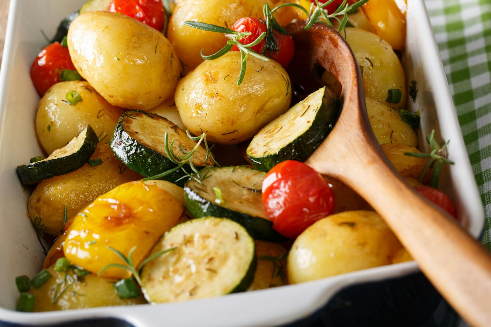 In gewissen Fällen können Kartoffeln und Zucchetti toxisch sein – ein Toxikologe klärt auf, was du beachten musst, um Bauchweh und Schlimmeres zu vermeiden.
