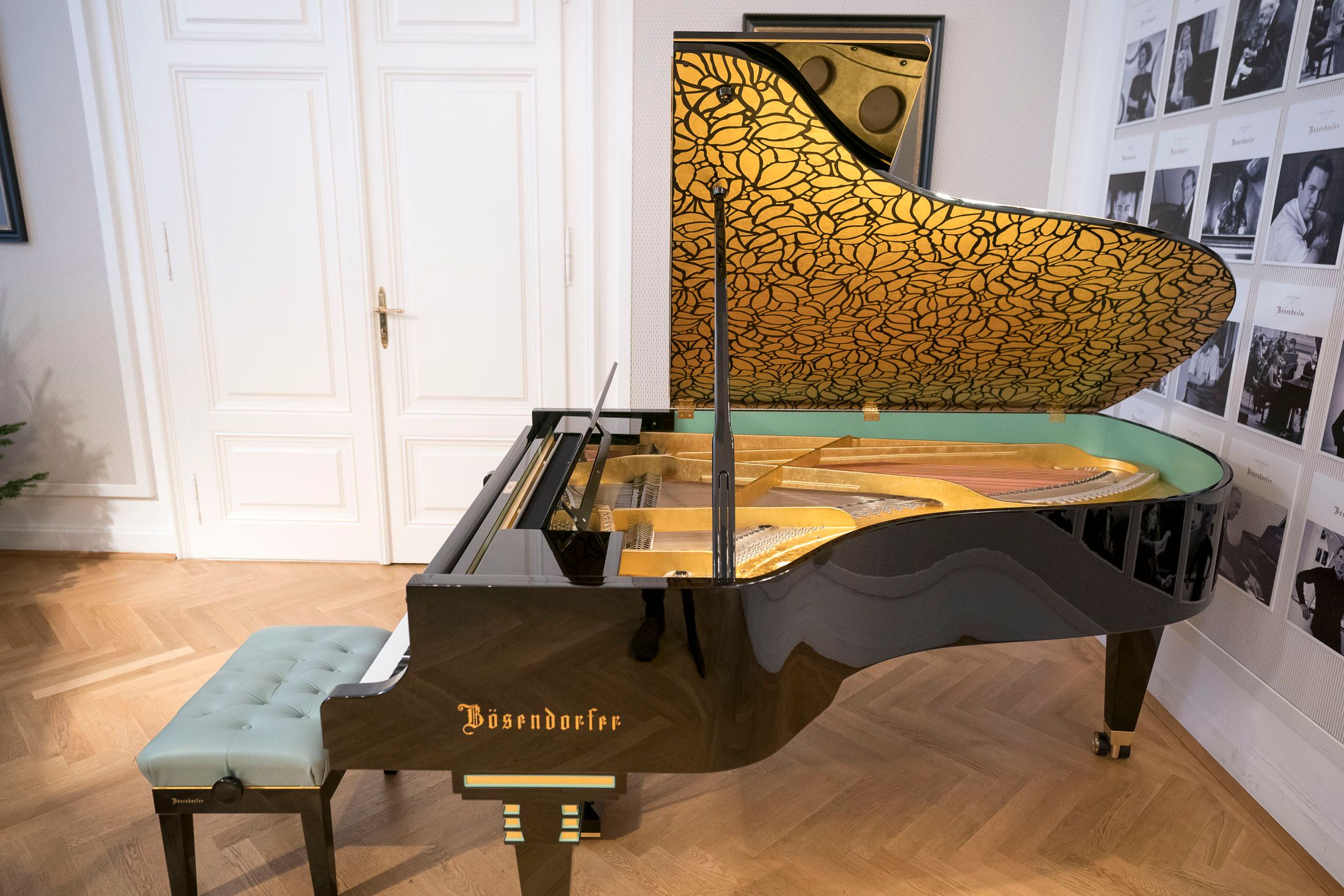 der bösendorfer flügel, der später im neu renovierten parlament aufgestellt werden soll, wolfgang sobotka, klavier, ver sacrum, 20221129 foto: helmut graf/tageszeitung heute