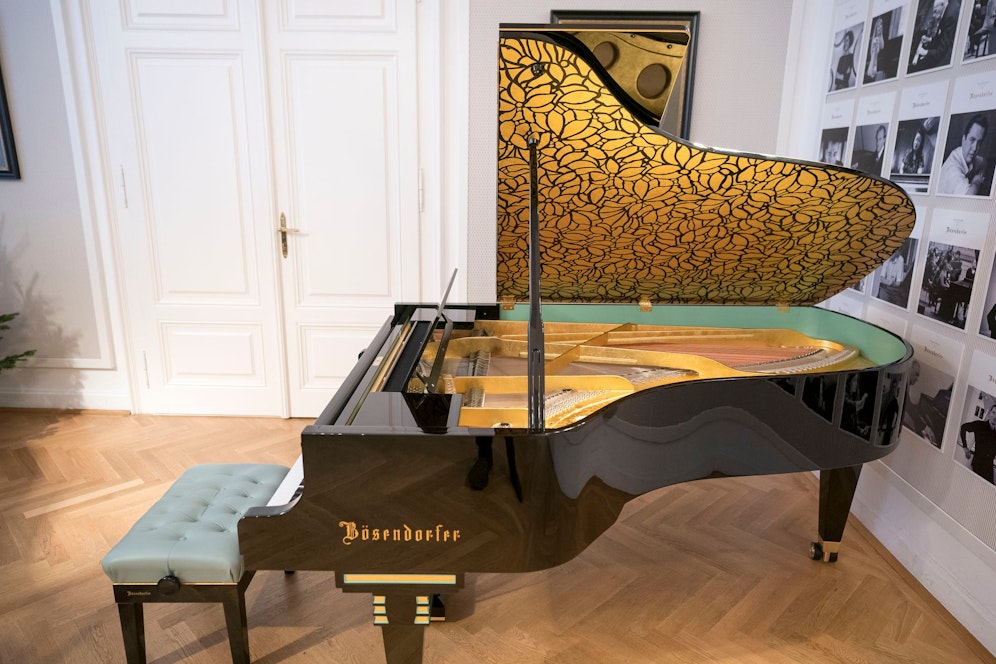 Den umstrittenen vergoldeten Bösendorfer-Flügel wird man im Empfangssaal des Parlaments nicht mehr lange bestaunen können.&nbsp;