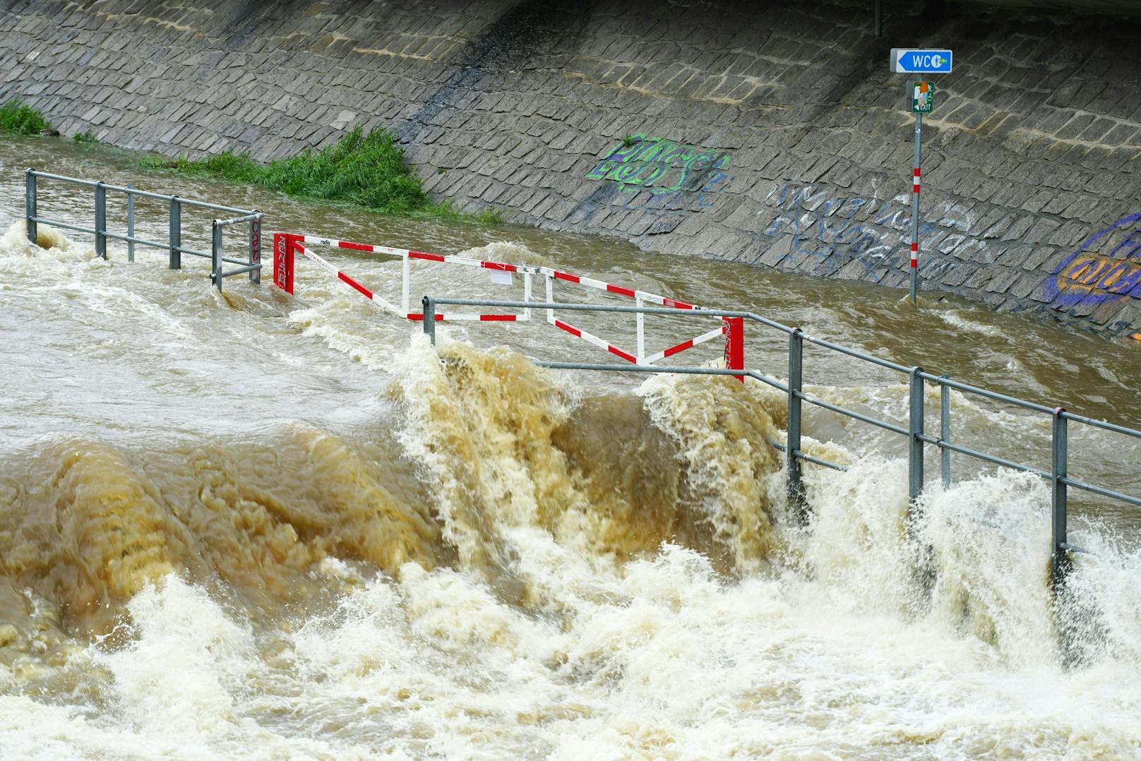 Blick auf den Wienfluss in Wien-Hütteldorf am 17. Mai 2023. Seit Tagen anhaltender Regen hat den Wasserpegel anschwellen lassen. Der Uferradweg musste gesperrt werden.