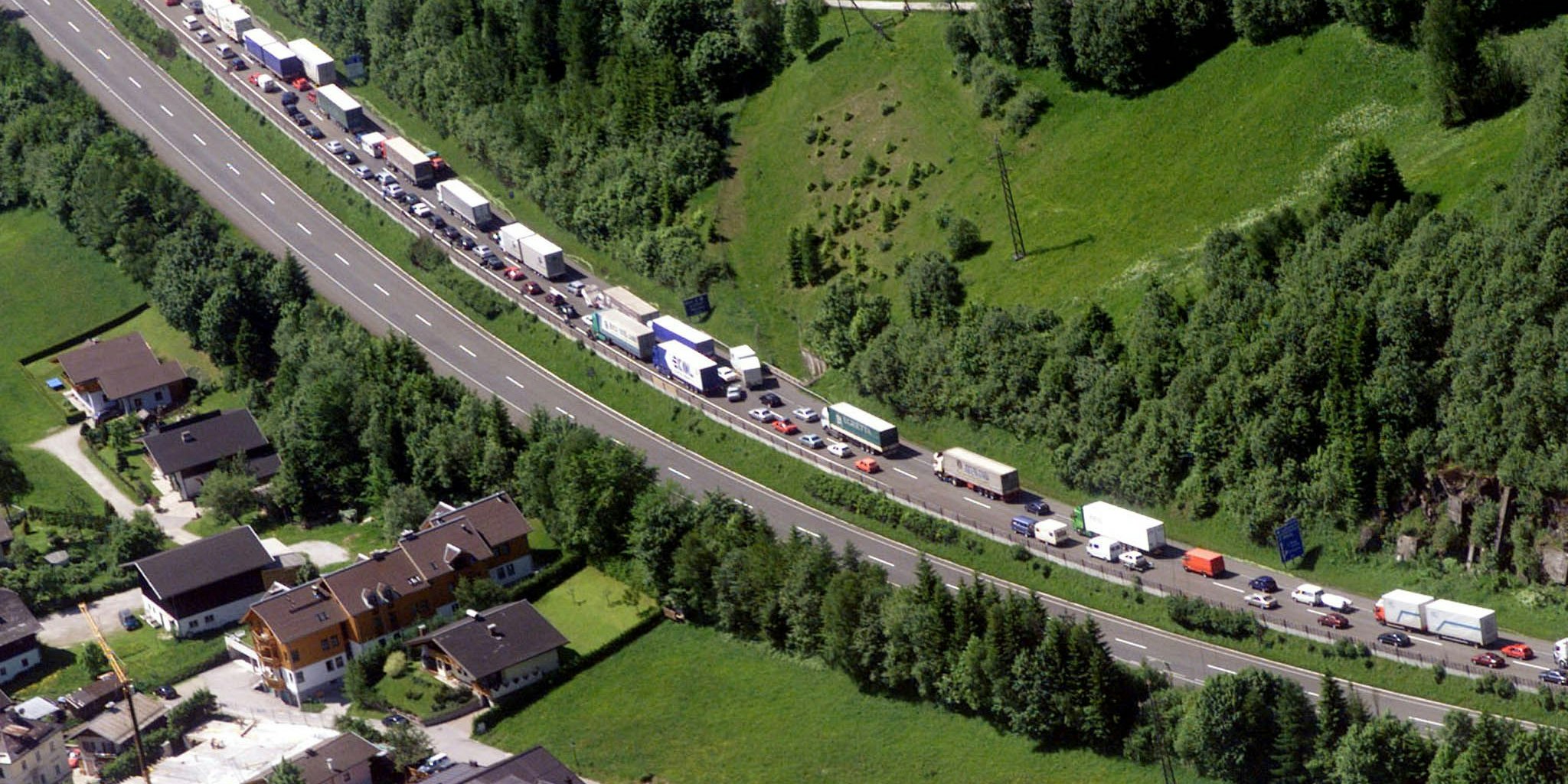 Der Verkehr auf der A10 war für rund zehn Minuten blockiert. (Symbolbild)