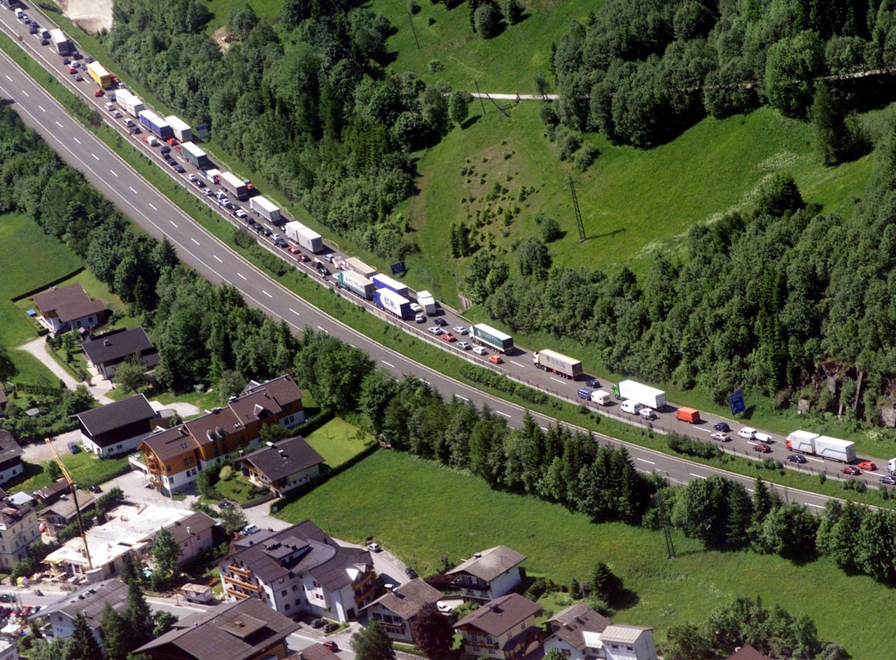Heute.at - Baum fällt quer auf A10 – Autofahrer leisten Abhilfe