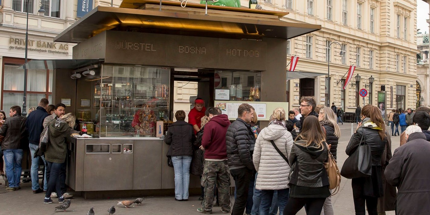 Gut besucht ist der Würstelstand trotzdem. (Archivbild)