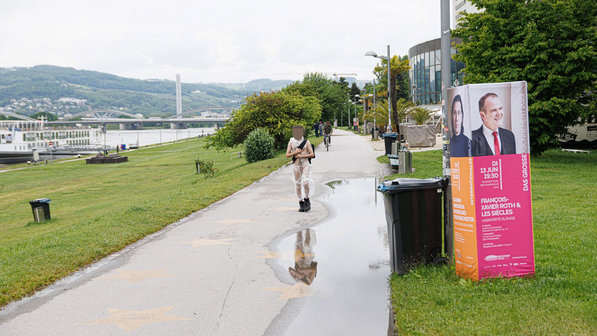 Der nur leicht bekleidete Spaziergänger zog am Mittwochnachmittag in Linz alle Blicke auf sich.