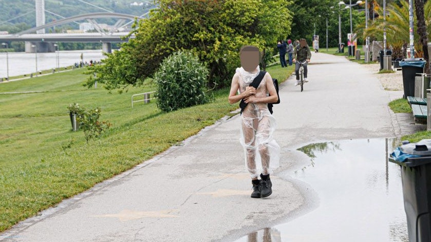 Der nur leicht bekleidete Spaziergänger zog am Mittwochnachmittag in Linz alle Blicke auf sich.