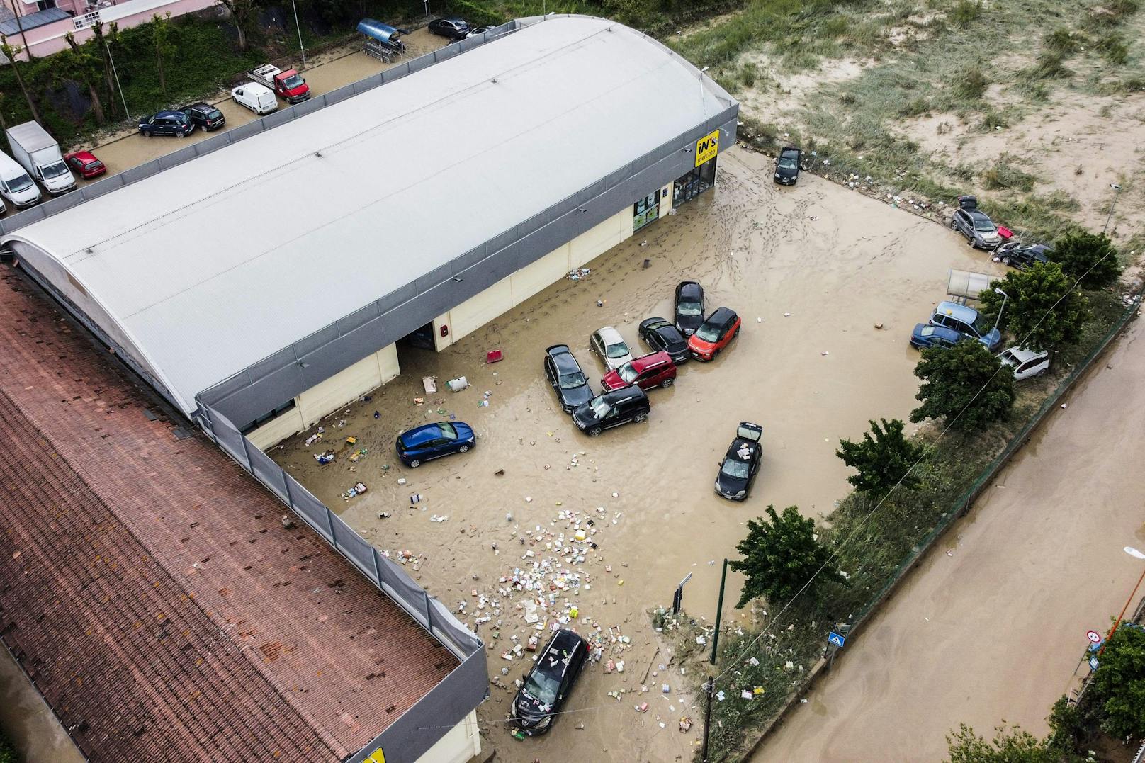 Luftaufnahme eines Supermarkt-Parkplatzes in Cesena.