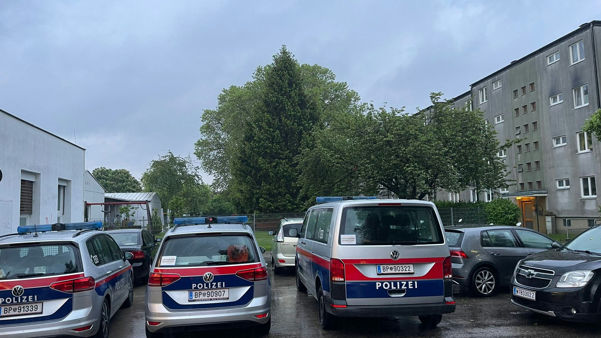 Heute.at - Frau randaliert und attackiert Polizisten mit Messer