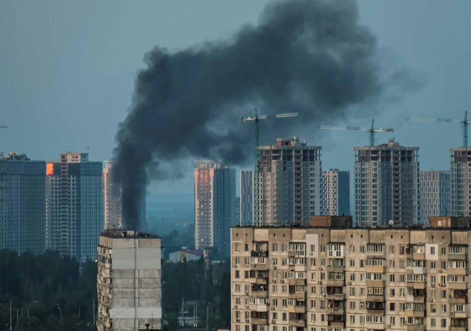 Rauch steigt nach neuen russischen Raketenangriffen über Kiew auf. Aufgenommen am 18. Mai 2023.
