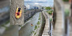 Duo genießt Fahrt mit Schlauchboot durch Wienfluss