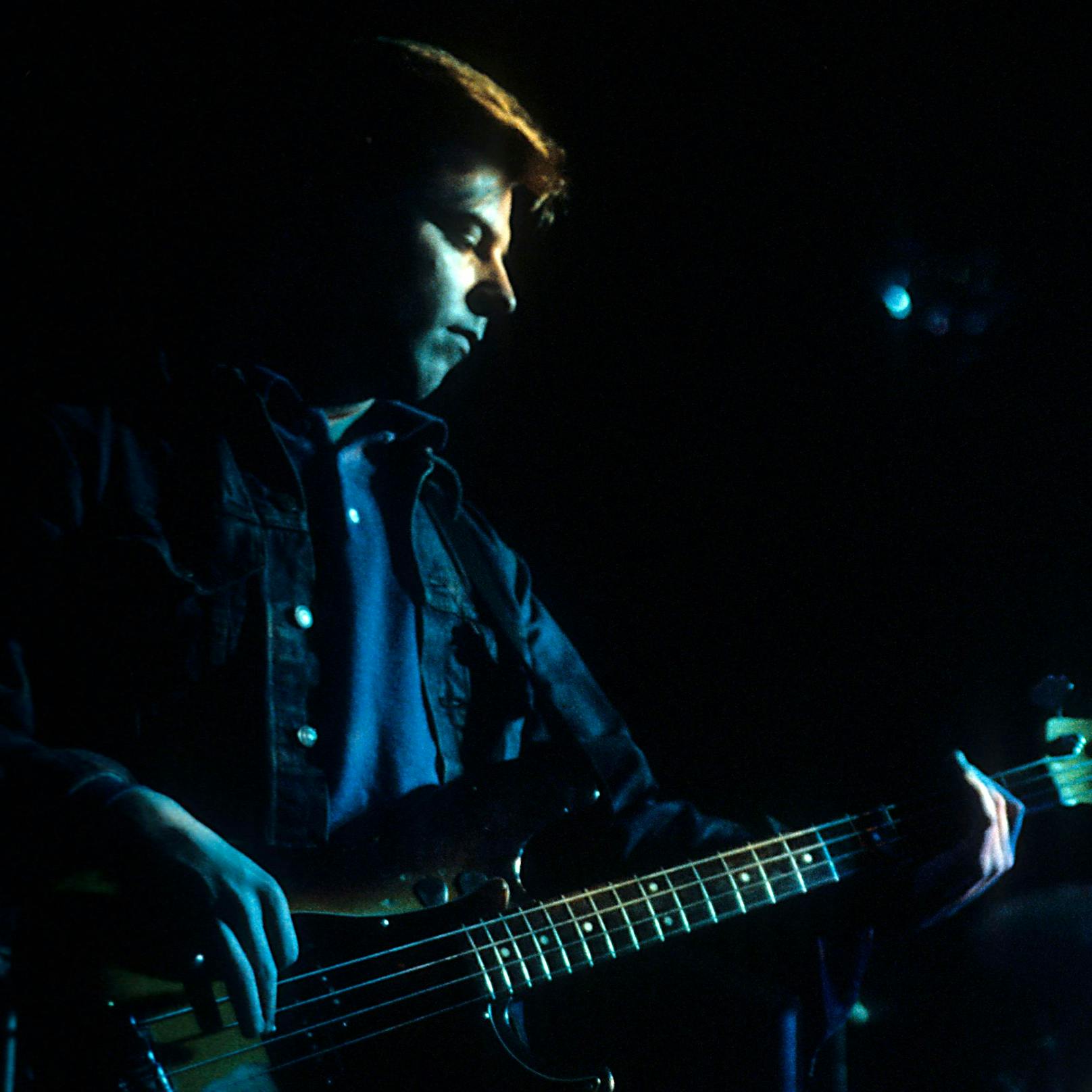 Andy Rourke bei einem Konzert der Smiths 1984.