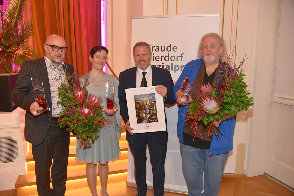v.l.: Preisträger Raphael Eder, Preisträgerin Sarah Kaspar, Landtagsabgeordneter und Neustadt-Vizebürgermeister Rainer Spenger sowie Preisträger Max Huber.
