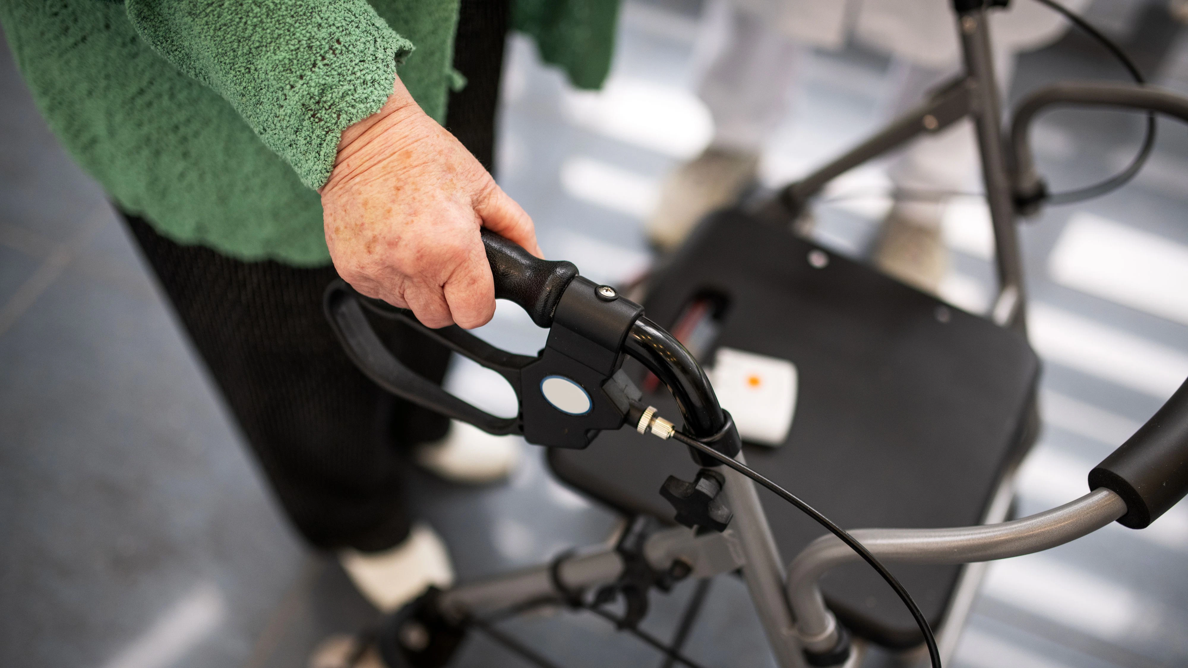 Obwohl die 1,57 m kleine Frau auf einen Rollator angewiesen ist und wohl keine Gefahr darstellte, setzen die Beamten den Elektroschocker ein.