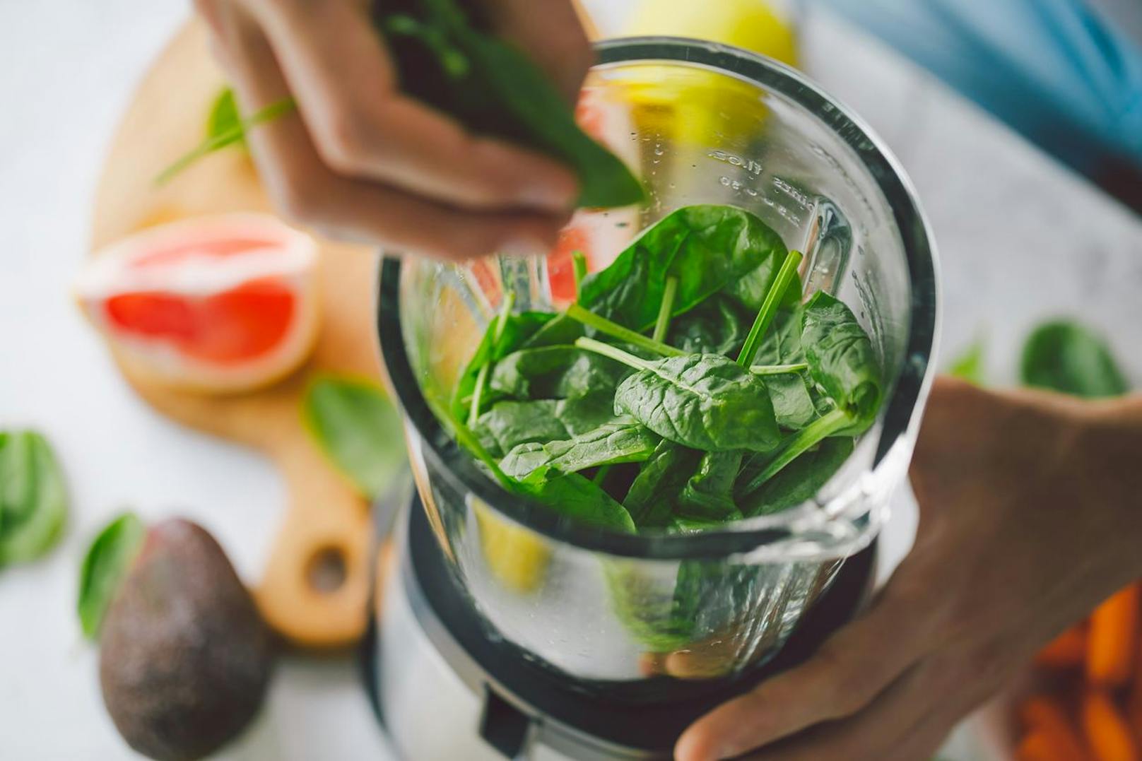 Auch in Spinat lassen sich Polyphenole nachweisen, die deinen Bakterienwachstum im Mund bekämpfen. Das Gemüse lässt sich zum Beispiel in einem Smoothie vermischen. 