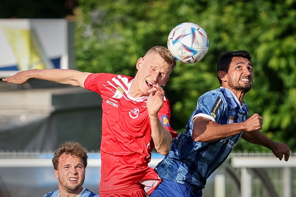 Blau-Weiß Linz im Duell mit Horn. 