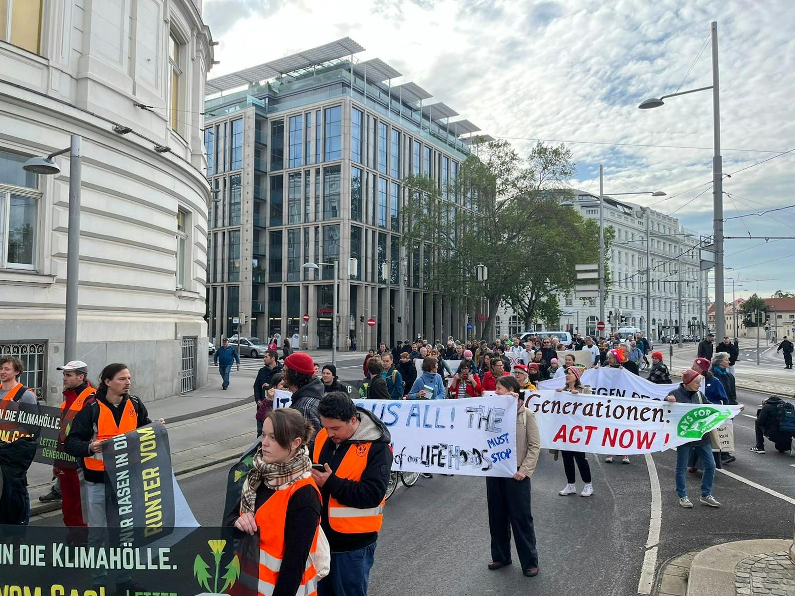 Klimakleber-Marsch sorgt in Wiener City für Wirbel