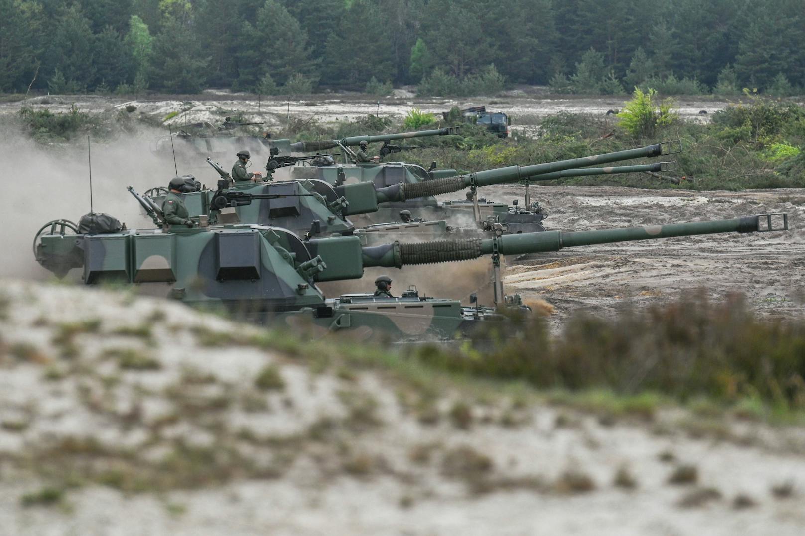 Im Bild 155 mm NATO-kompatible polnische Haubitzen vom Tpy AHS Krab während des Hochintensität-Trainings.