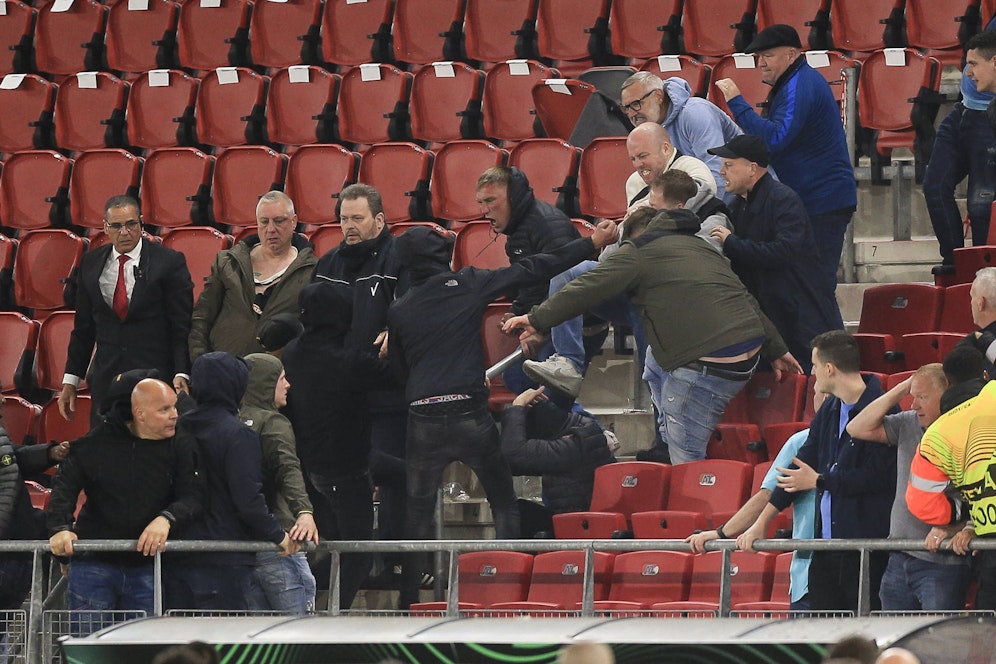 Nach dem Finaleinzug von West Ham United ist es zu Krawallen auf der Tribüne gekommen. 