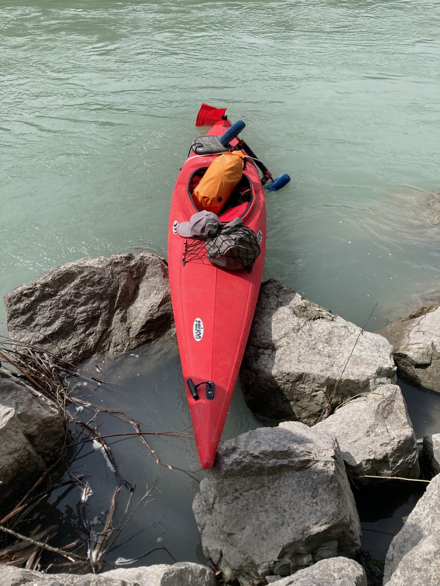 Im Gemeindegebiet von Mils wurde ein herrenloses Kanu gefunden. Ein Unglück kann nicht ausgeschlossen werden.