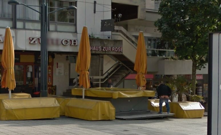 Der Mann streckt seinen Hintern absichtlich in die Google-Street-View-Kamera.