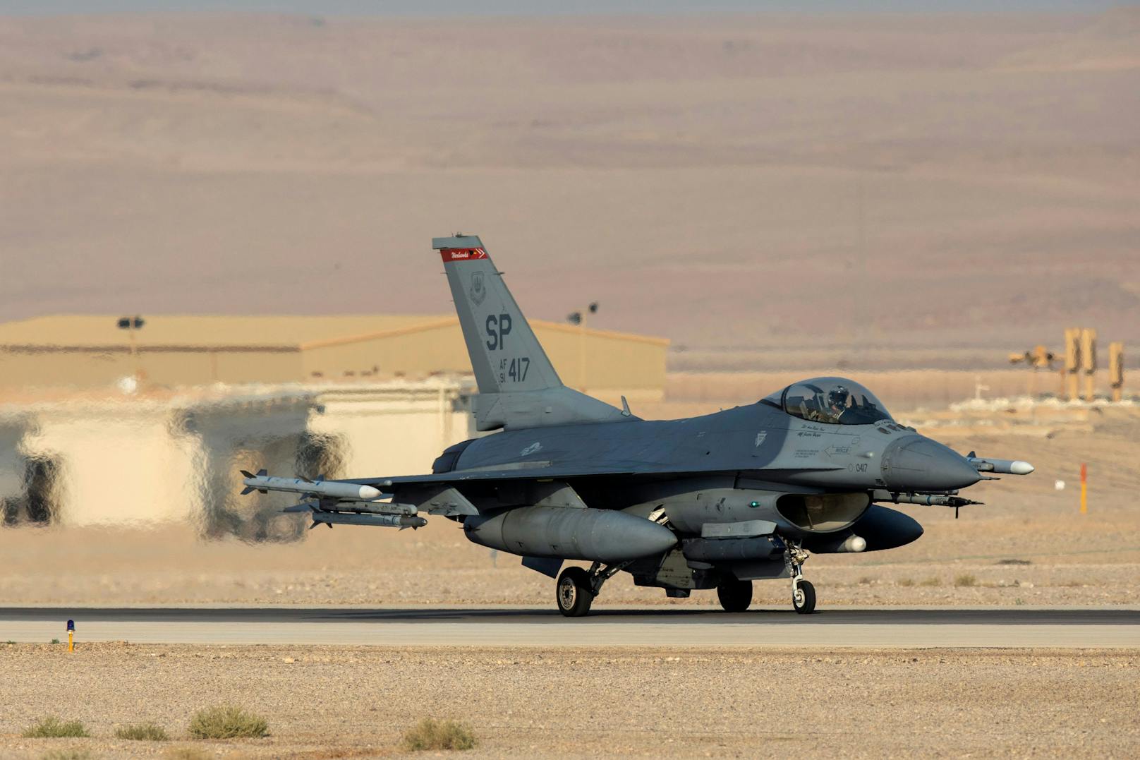 Mit diesen F-16-Kampfjets des US-Militärs sollen ukrainische Piloten bald fliegen.