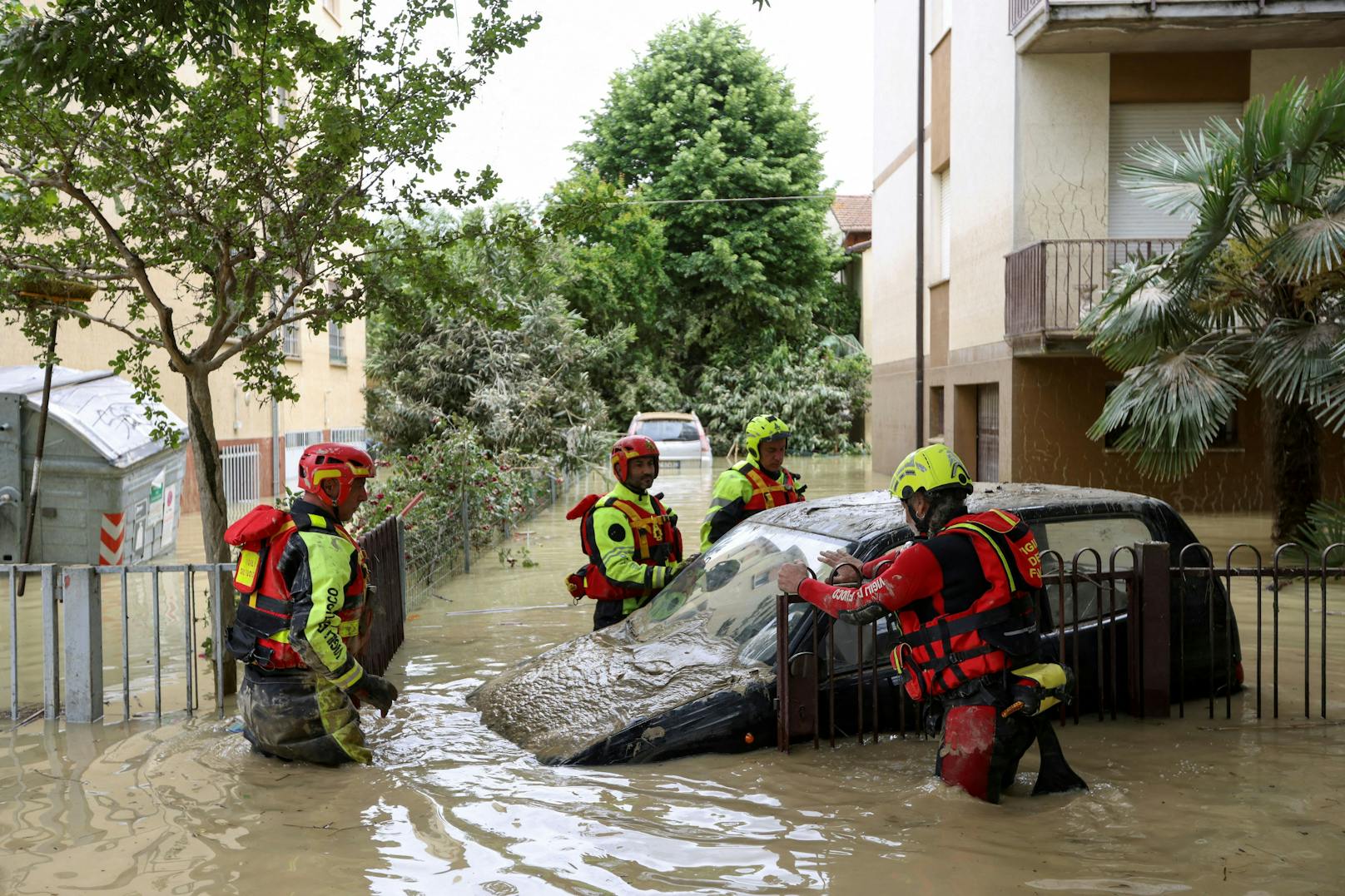 In der norditalienischen Region Emilia Romagna herrschen nach den schweren Unwettern und Überschwemmungen chaotische Zustände.