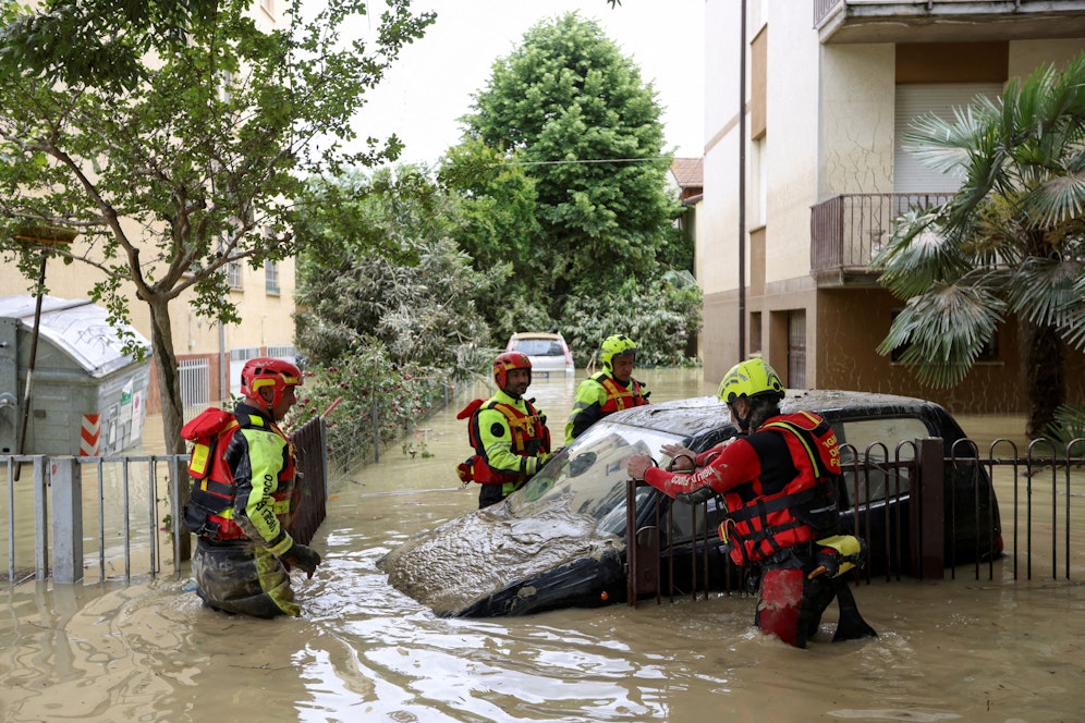 In der norditalienischen Region Emilia Romagna herrschen nach den schweren Unwettern und Überschwemmungen chaotische Zustände.