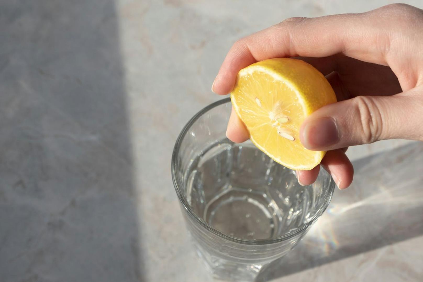 Eine gepresste Zitrone wirkt als natürliches Mundwasser. Um die Säure der Frucht zu vermindern kannst du den Zitronensaft auch mit Warmwasser vermischen. Beide Methoden helfen dir dabei deinen schlechten Atem effektiv zu bekämpfen. 