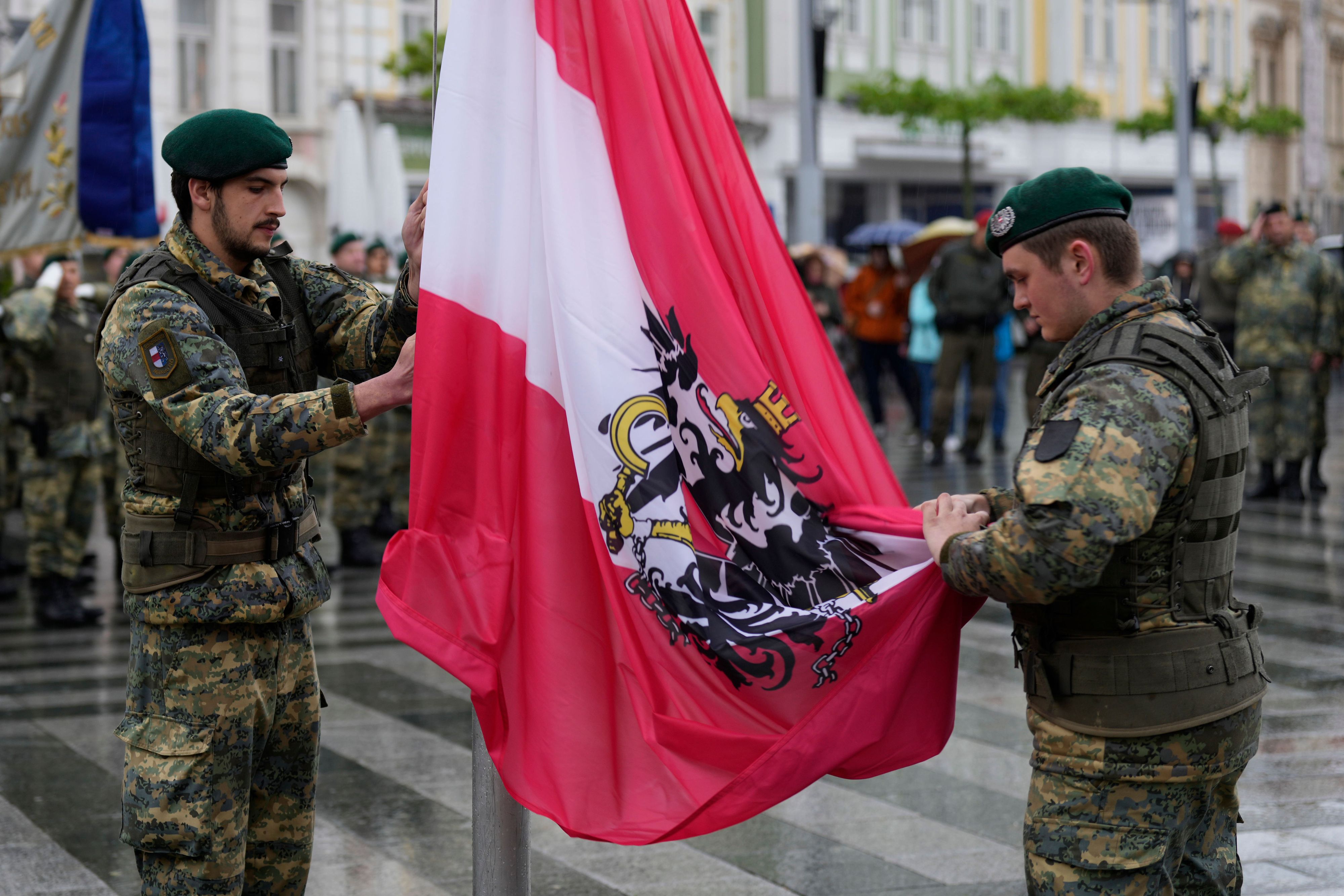 Bundesheer-Soldaten hissen die österreichische Flagge beim 