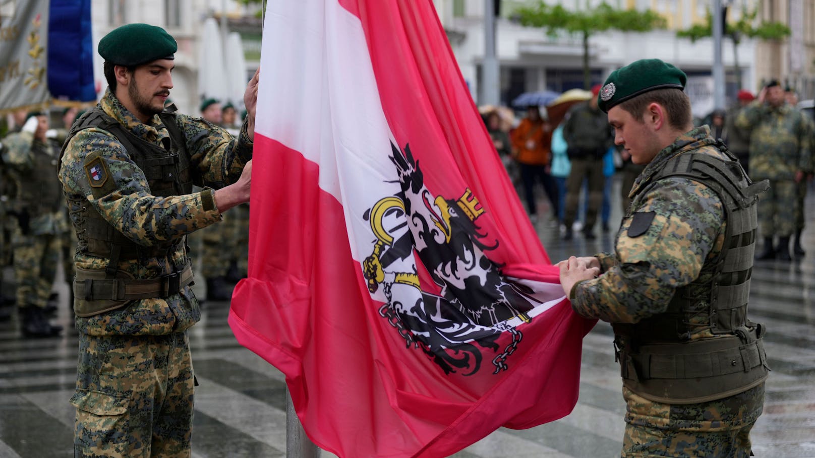 Bundesheer-Soldaten hissen die österreichische Flagge beim "Großen Zapfenstreich" in St. Pölten. (Archivbild)