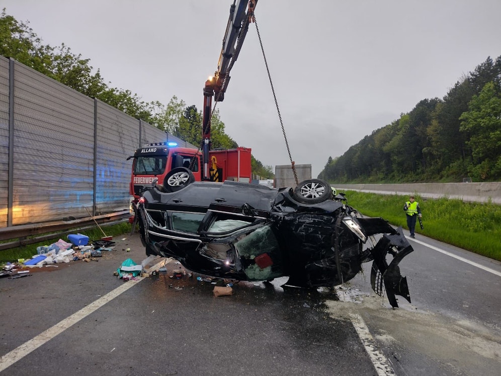 Der Audi landete auf der A21 am Dach.