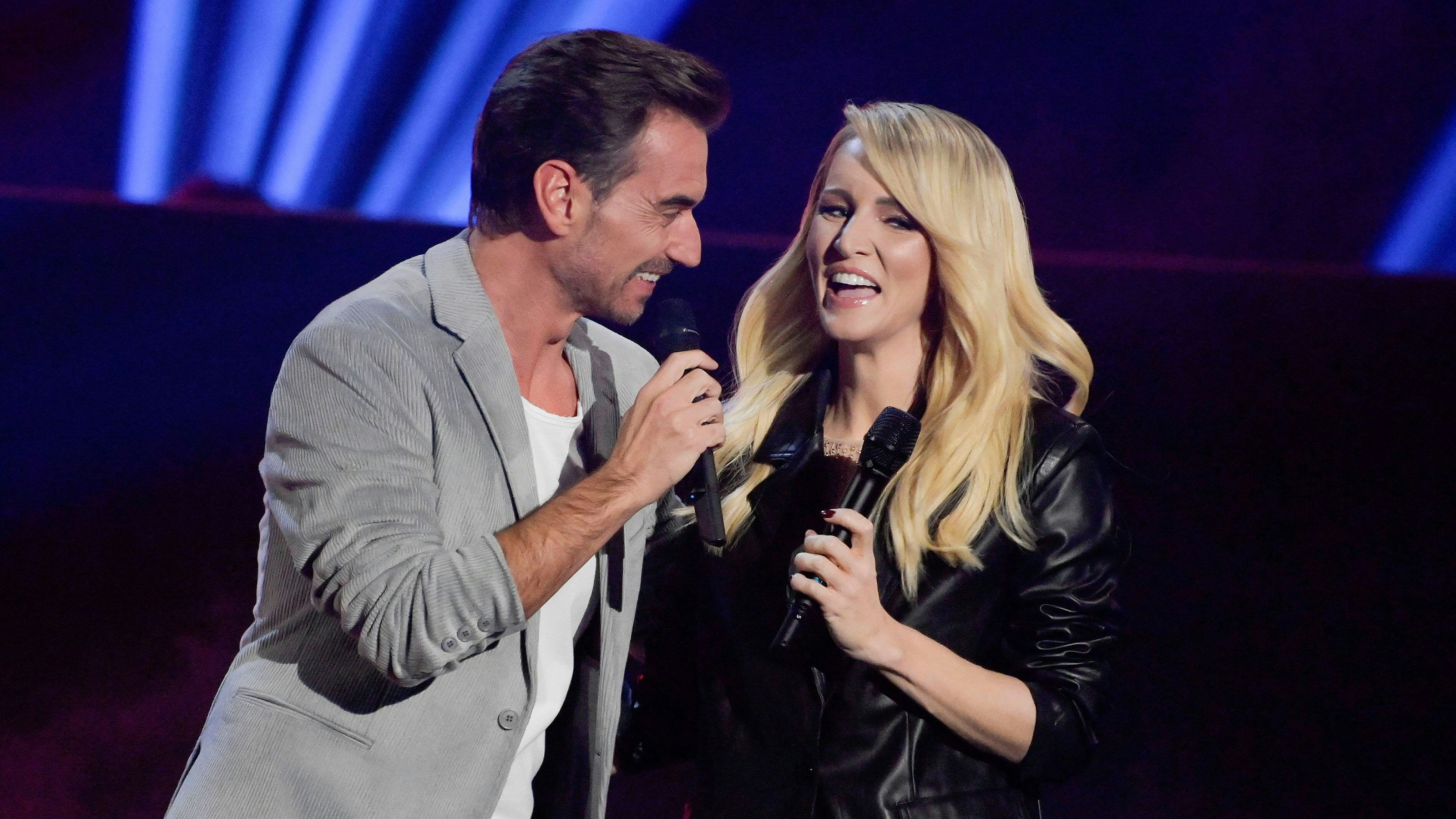 Florian Silbereisen und Melissa Naschenweng in der TV Show Das grosse Schlagerjubiläum 2022 - Auf die nächsten 100 im Studio 3 der Media City. Leipzig, 21.10.2022 *** Florian Silbereisen and Melissa Naschenweng in the TV show Das grosse Schlagerjubiläum 2022 To the next 100 in Studio 3 of the Media City Leipzig, 21 10 2022 Foto:xF.xKernx/xFuturexImage 