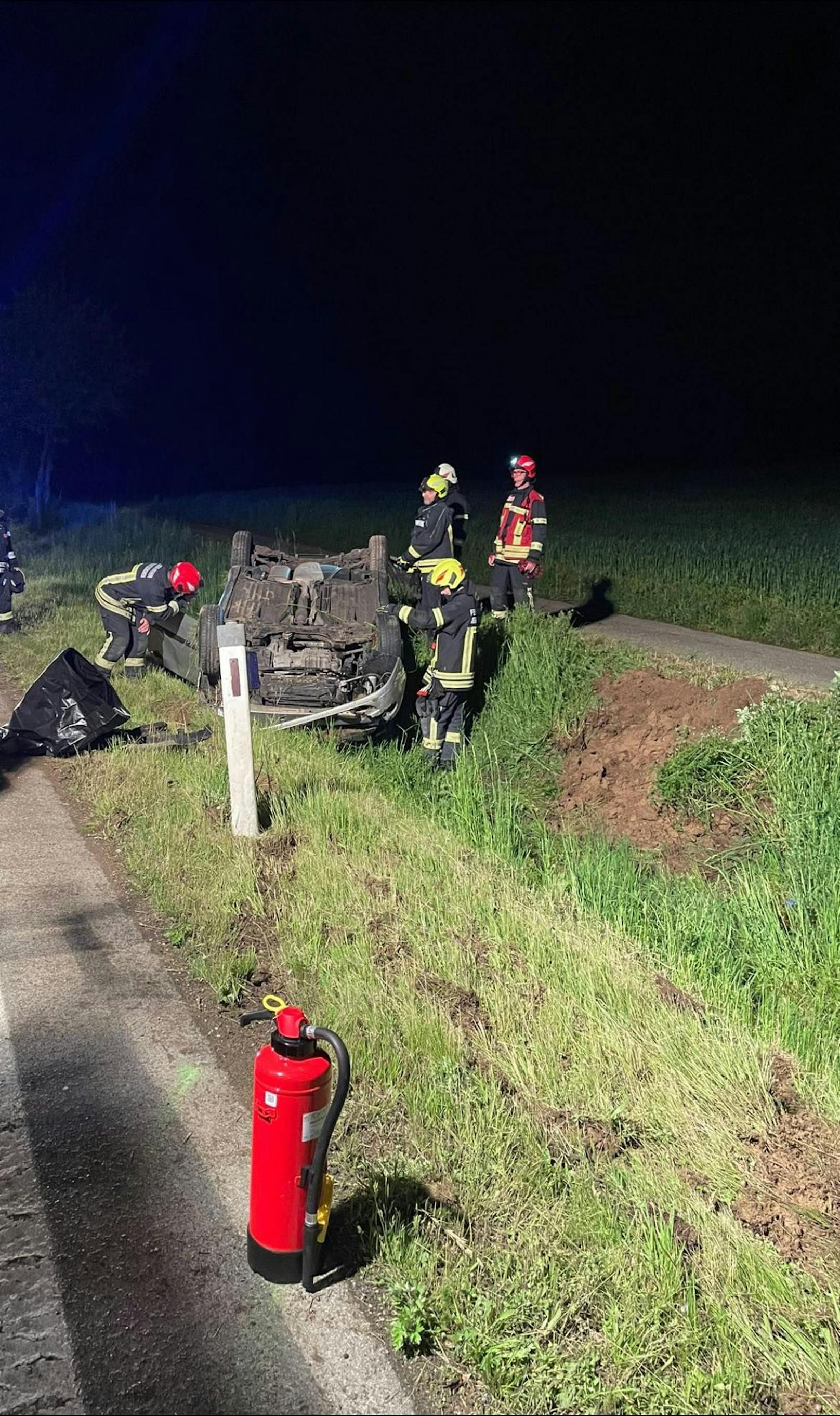 Die Feuerwehr kümmerte sich um die Fahrzeugbergung.