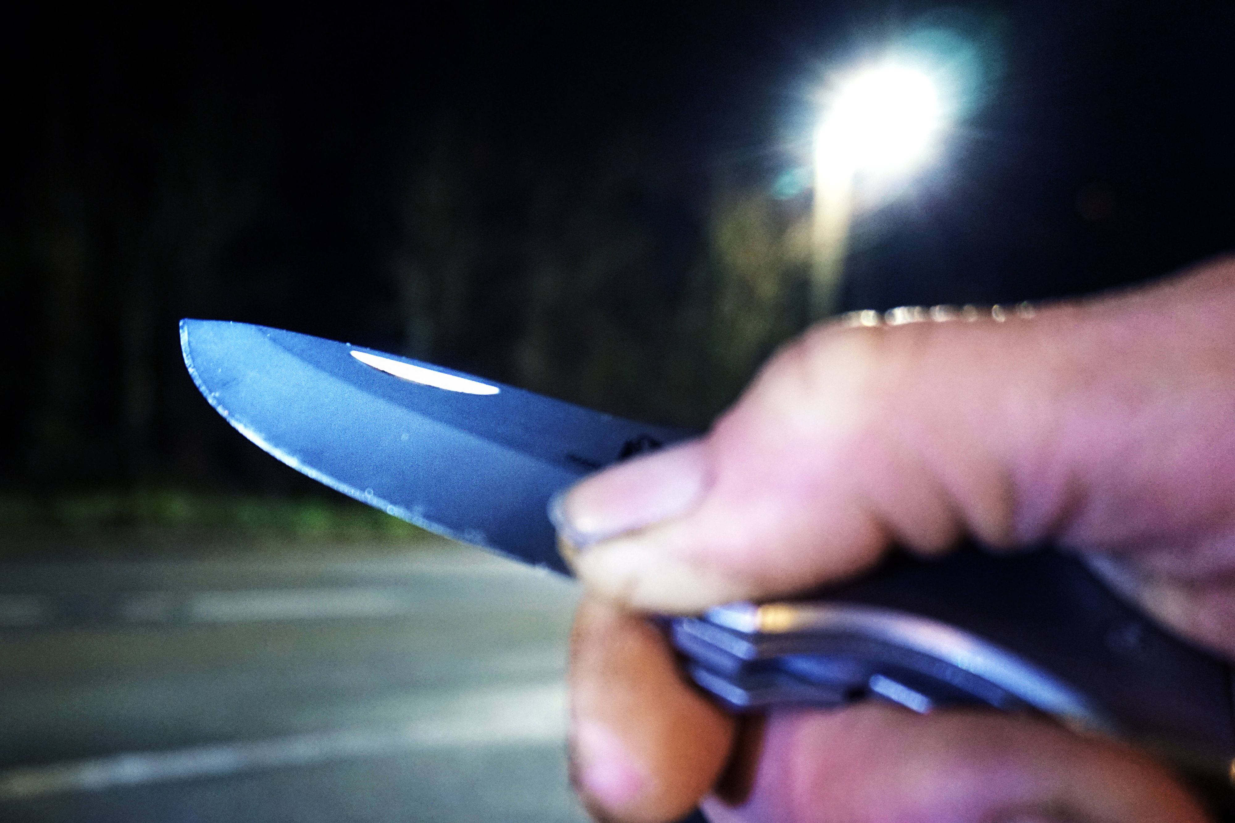 Ein derzeit unbekannter Täter bedrohte die Angestellte der Trafik mit einem Messer. (Symbolbild)
