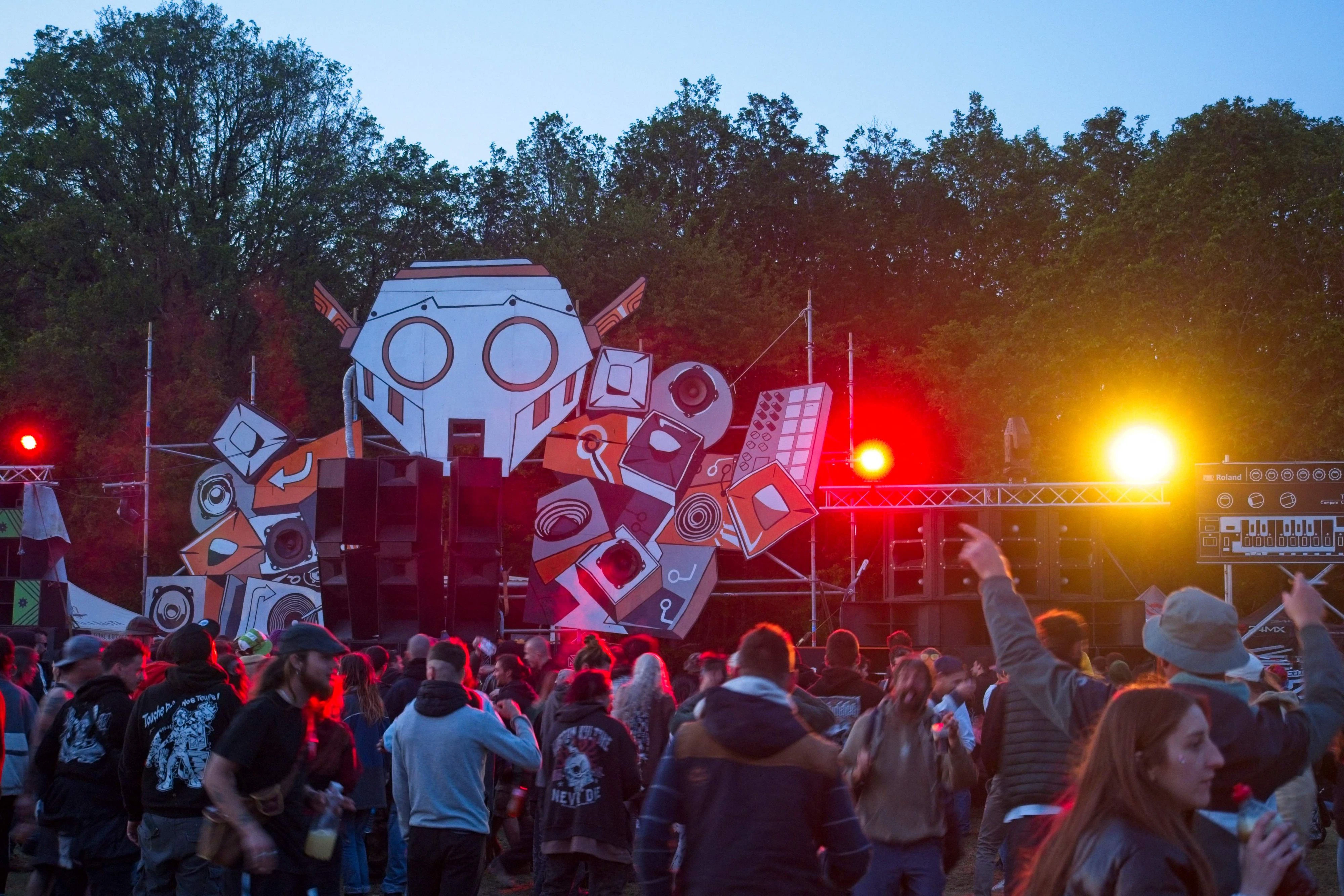 Zehntausende Techno-Fans feiern am "Teknival" im französischen Dorf Villegongis. 