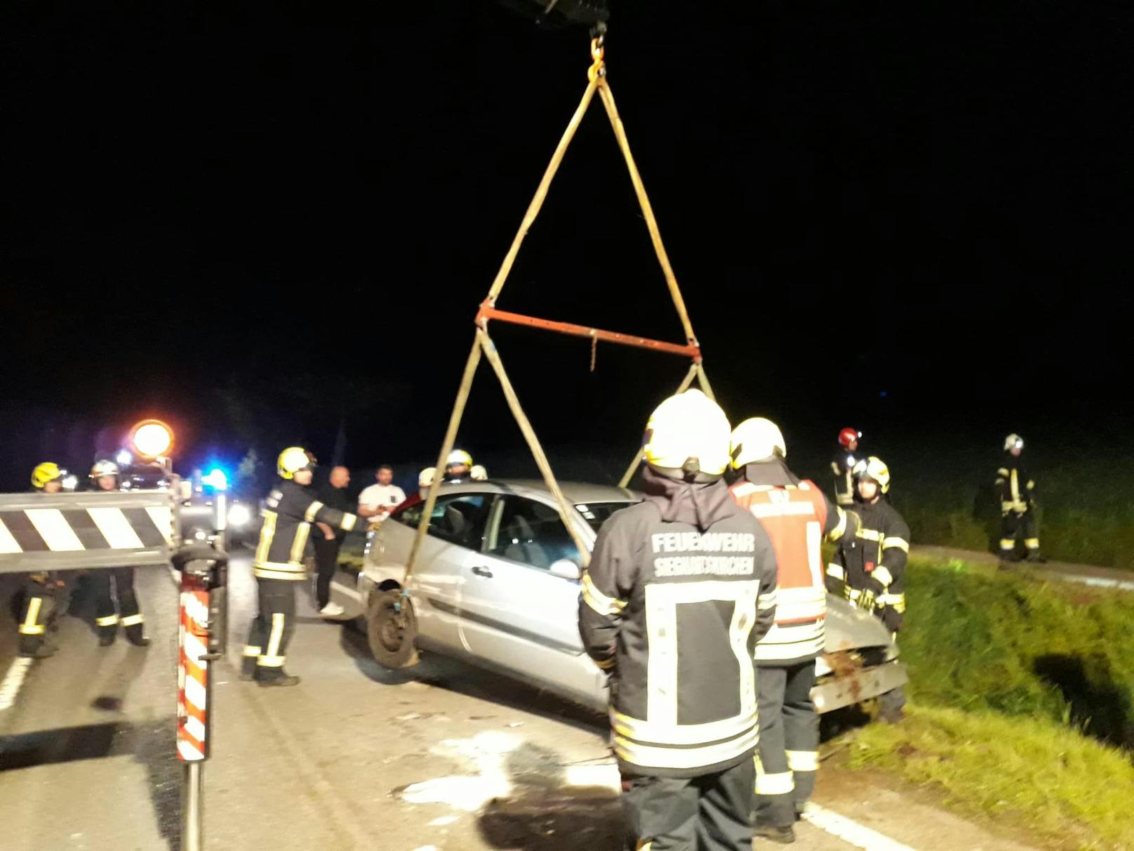 Ein Lenker verriss nach einem Wildwechsel das Steuer, überschlug sich mit seinem Ford ...