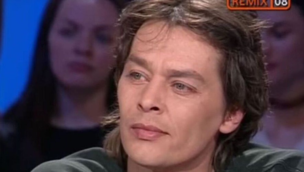 <strong>Ari Boulogne</strong>, hier bei einer TV-Show 2001. Eine Ähnlichkeit mit <strong>Alain Delon</strong> ist durchaus erkennbar.