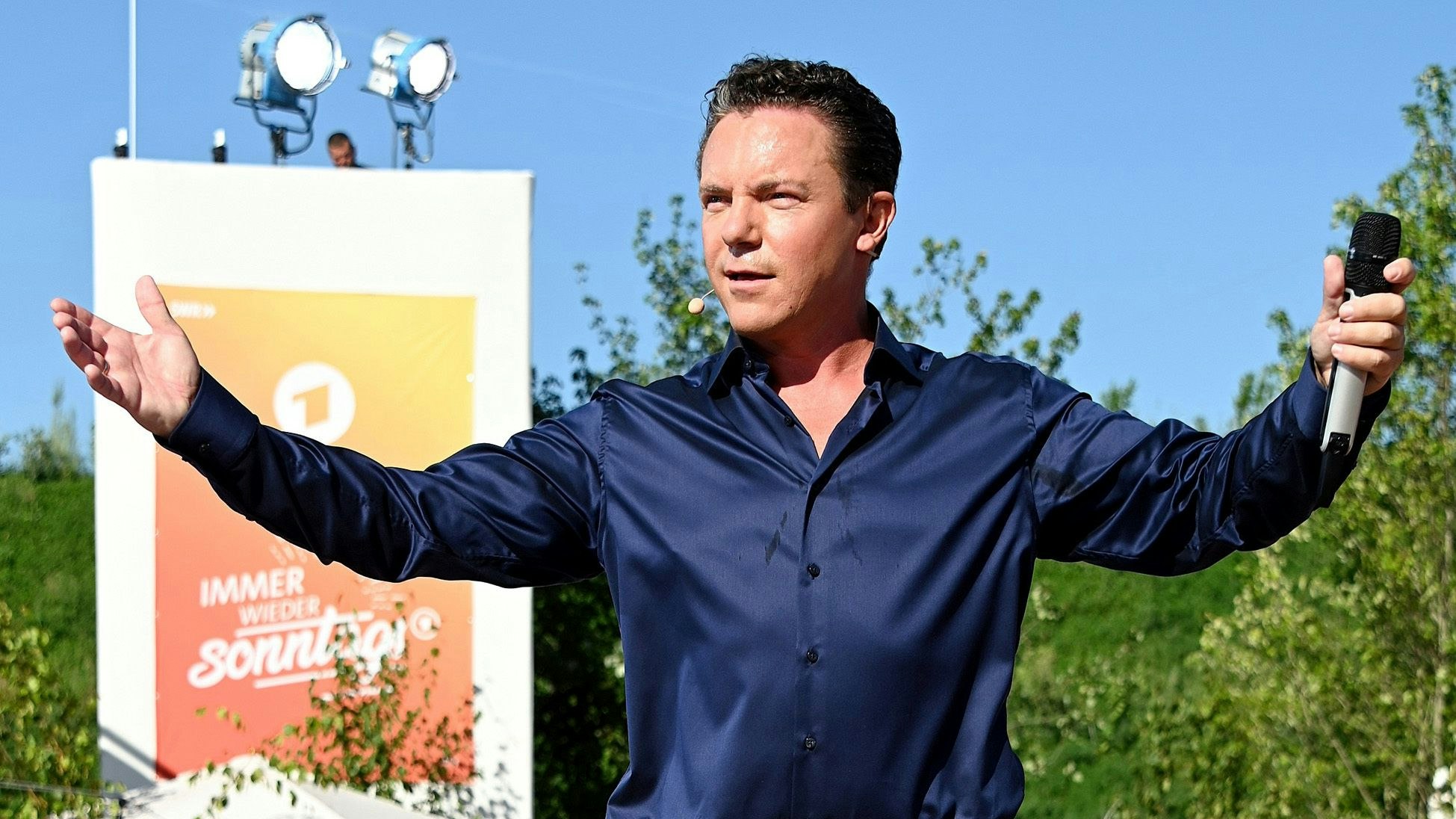 ARD/SWR IMMER WIEDER SONNTAGS, "Moderation: Stefan Mross", am Sonntag (16.07.23) um 10:03 Uhr im ERSTEN. Freut sich auf viele illustre Stars und Sternchen aus der Schlagerwelt: Moderator Stefan Mross bei der Live-Übertragung von "Immer wieder sonntags" im Europapark Rust. © SWR/Andreas Braun/mediensegel.de, honorarfrei - Verwendung gemäß der AGB im engen inhaltlichen, redaktionellen Zusammenhang mit genannter SWR-Sendung bei Nennung "Bild: SWR/Andreas Braun/mediensegel.de" (S2+). SWR Presse/Bildkommunikation, Baden-Baden, Tel: 07221/929-22202, foto@swr.de