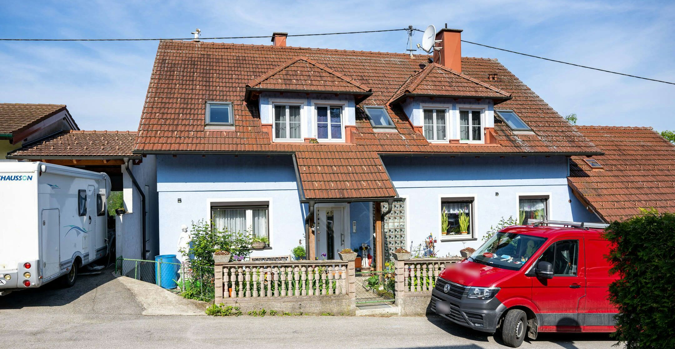 Der mutmaßliche Täter und seine Opfer dürften schon länger ums Haus gestritten haben. Am Samstag eskalierte die Situation.