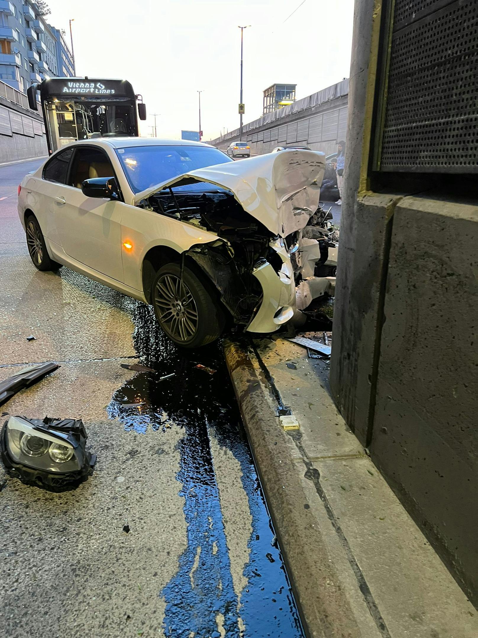 Der BMW wurde bei dem Crash völlig demoliert.