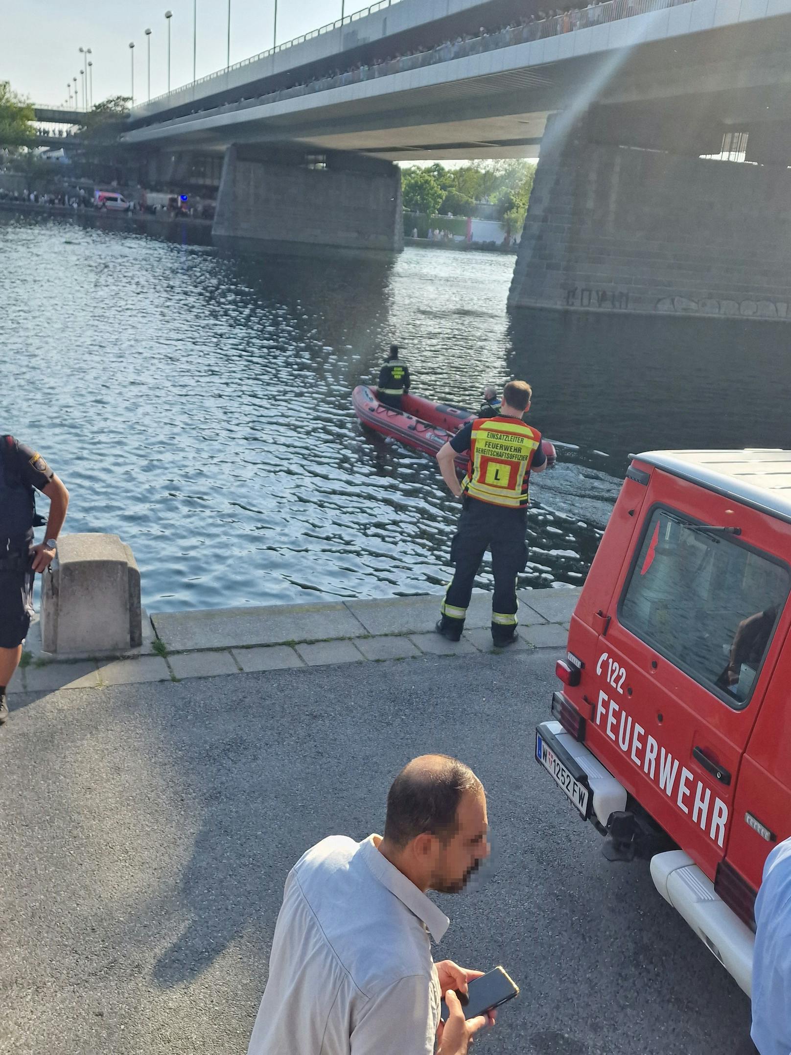 Die Vermutung: ein Badedrama! Die Lage zeigte sich unübersichtlich, denn die Hunderten Anwesenden machten widersprüchliche Angaben.&nbsp;