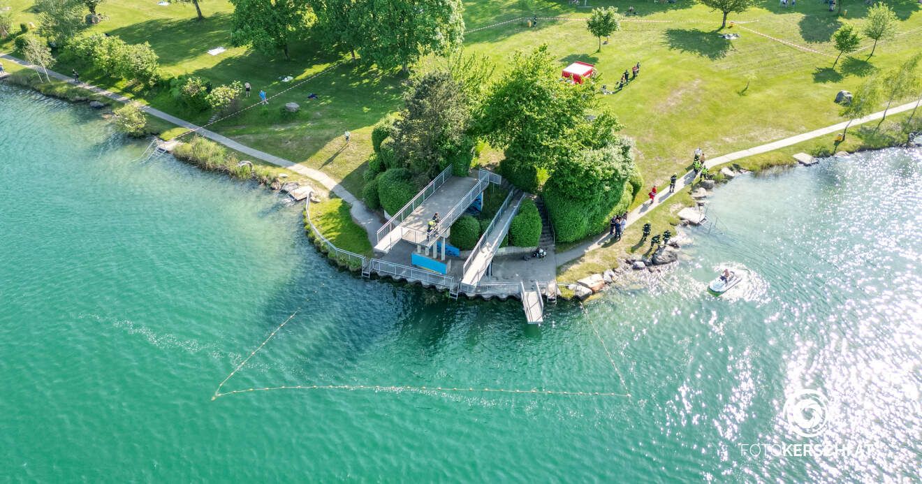 © TEAM FOTOKERSCHI.AT / KERSCHBAUMMAYR / Bayer  Am Ausee wurden am Sonntagnachmittag die Einsatzkräfte zu einer abgängigen Person alarmiert.  Die Person konnte von den alarmierten Tauchern gefunden und an Land gerettet werden. Dort musste die Person von den Rettungskräften reanimiert werden. Nähere Informationen dazu folgen!