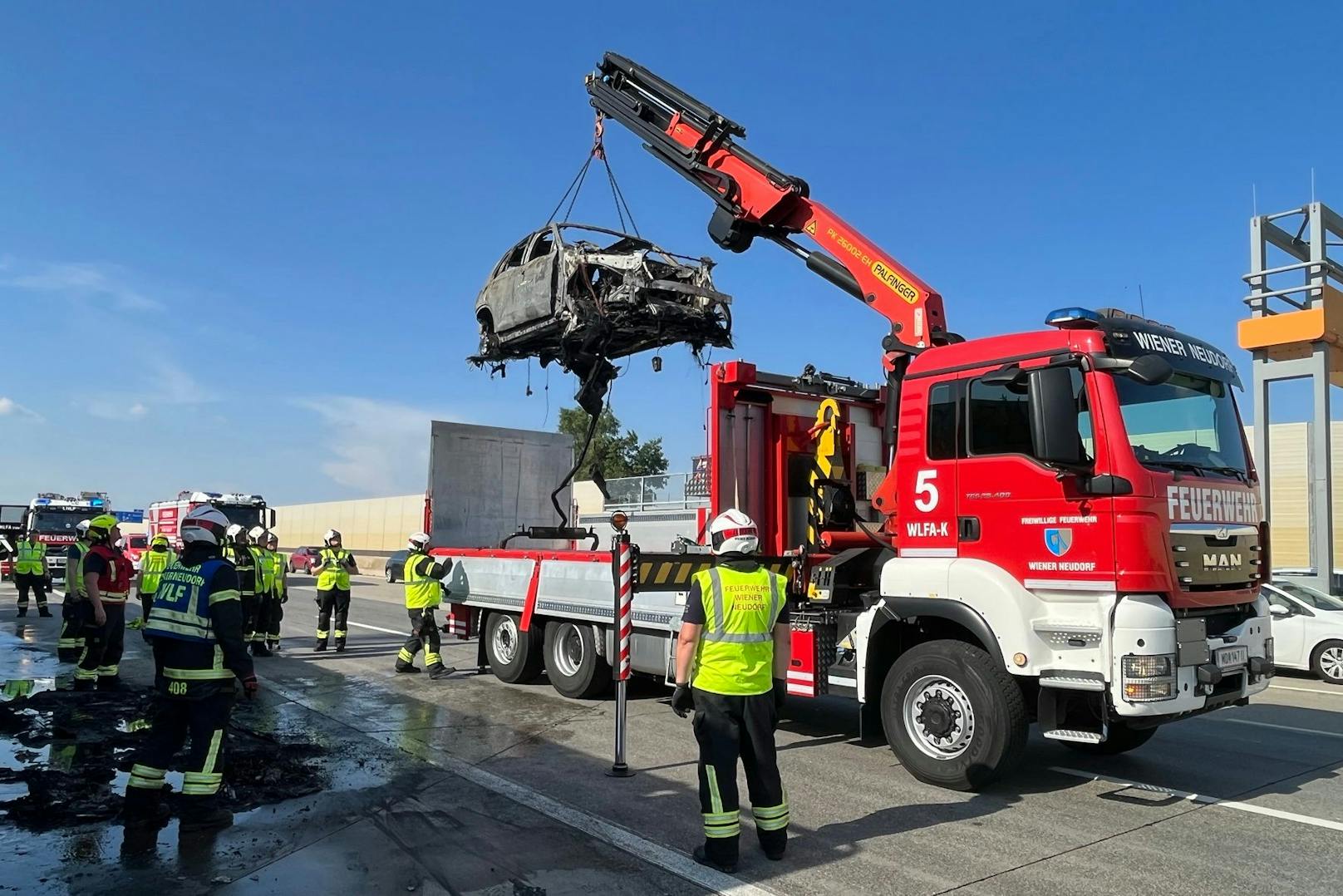 Sonntagnachmittag stand ein BMW auf der A2 plötzlich in Flammen. Die dreiköpfige Familie konnte sich in letzter Sekunde retten.