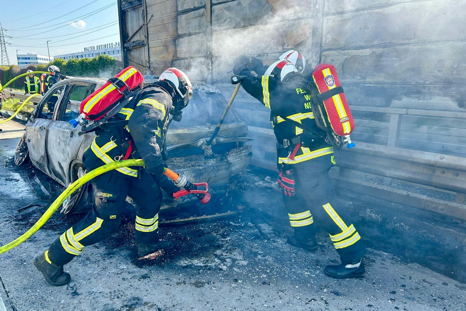 Sonntagnachmittag stand ein BMW auf der A2 plötzlich in Flammen. Die dreiköpfige Familie konnte sich in letzter Sekunde retten.