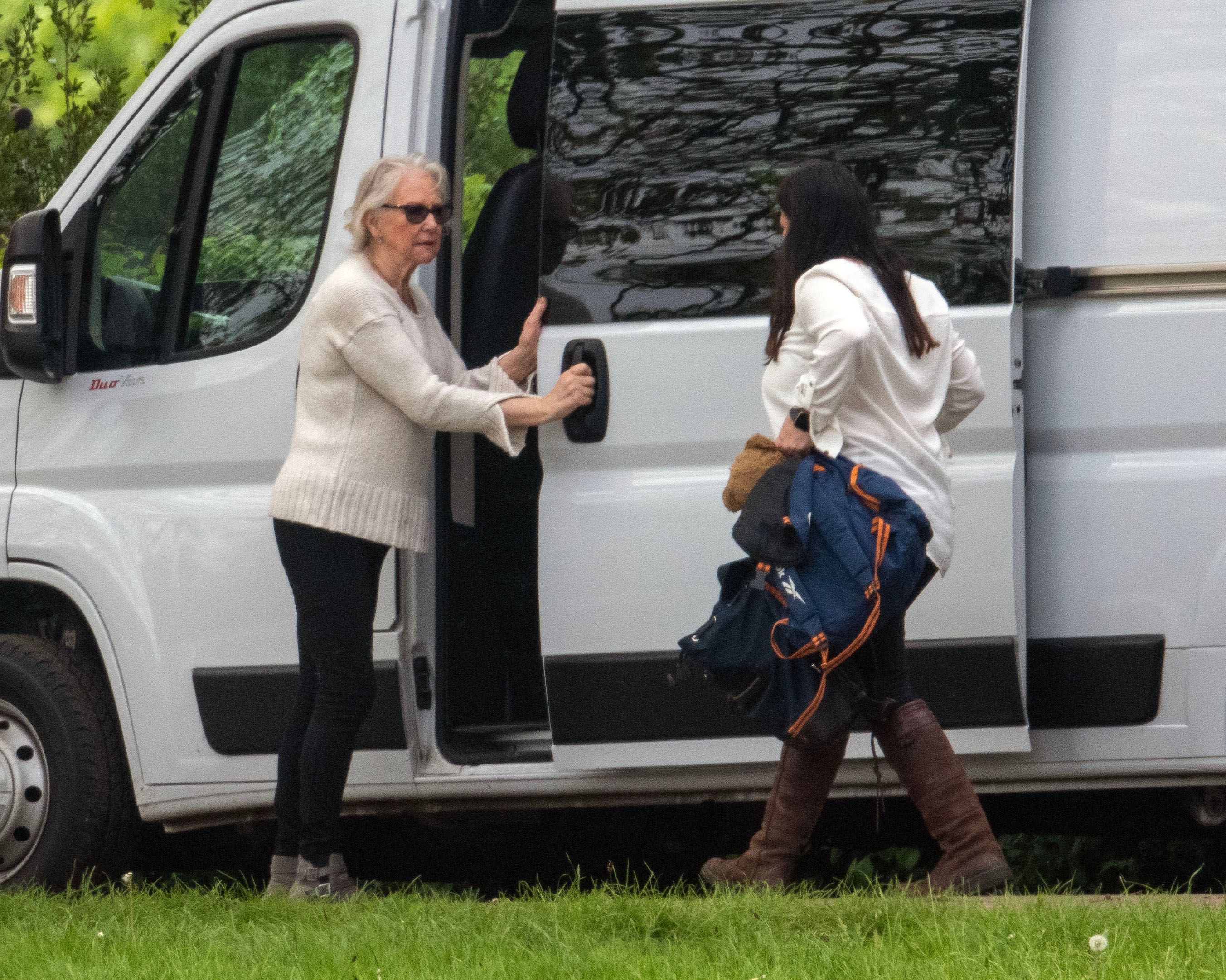 Kelly (l.) beim Auszug aus Windsor.